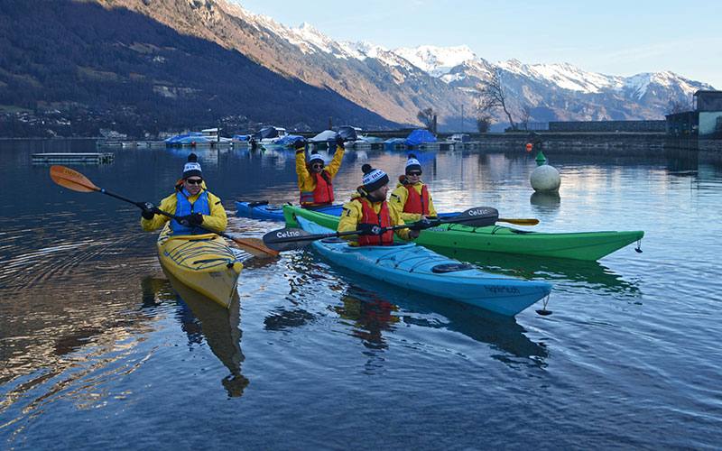 4 people in kayaks on Lake Brienz enjoying adventures